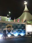Foto zeigt Zirkuszelt von außen bei Nacht.