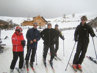 Foto zeigt Slanina-Team bei Betriebsausflug beim Schifahren.